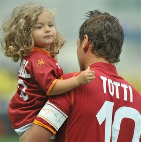 Chanel Totti: età, fidanzato, dove vive e che scuola fa la  .